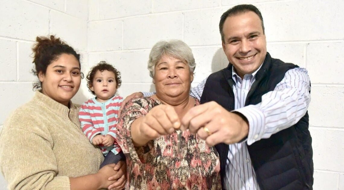 Entrega alcalde Toño Astiazarán cuartos adicionales a dos familias