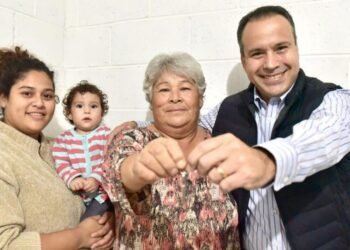 Entrega alcalde Toño Astiazarán cuartos adicionales a dos familias