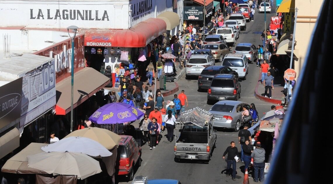 Hombre de 70 Años auxiliado por policías en el Centro de Hermosillo tras sufrir descompensación