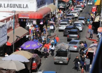 Hombre de 70 Años auxiliado por policías en el Centro de Hermosillo tras sufrir descompensación