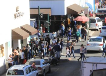 “Inundan” tiendas por compras de “pánico”