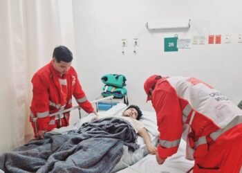 Migrante que cayó del muro fronterizo muestra mejoras