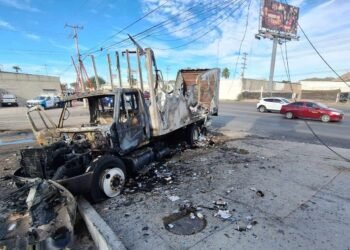 Se incendia camión de la Secretaría de Salud cargado con medicamentos en Hermosillo; pudo ser provocado por falla en el motor