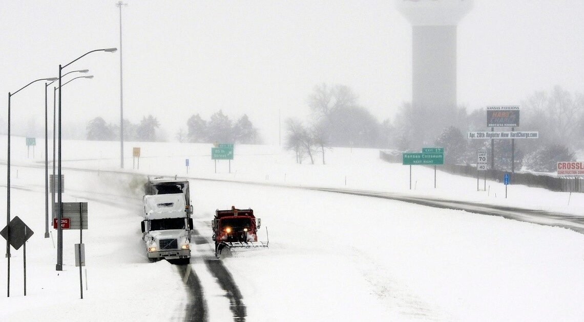 Tormenta invernal complica y retrasa vuelos en el Medio Oeste de EU esta Navidad Tormenta invernal complica y retrasa vuelos en el Medio Oeste de EU esta Navidad