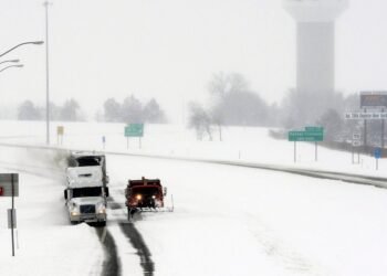 Tormenta invernal complica y retrasa vuelos en el Medio Oeste de EU esta Navidad