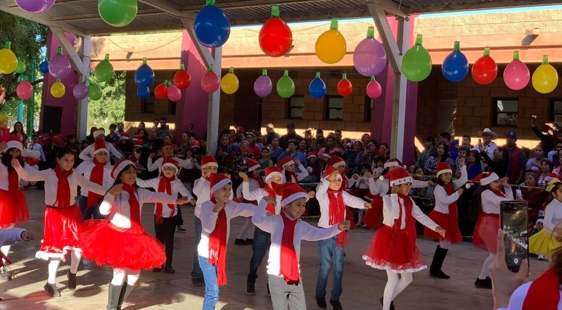 Alumnos cajemenses interpretan villancico en lengua de señas