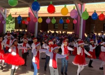 Alumnos cajemenses interpretan villancico en lengua de señas