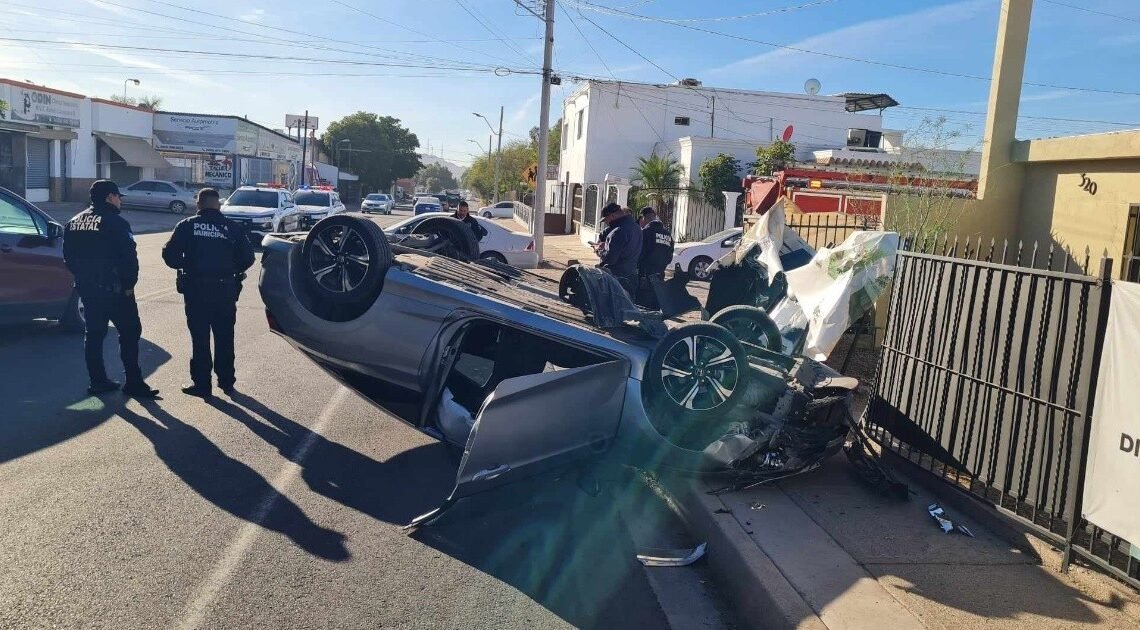 Hermosillo: Vehículo choca y se vuelca en la calle Israel González