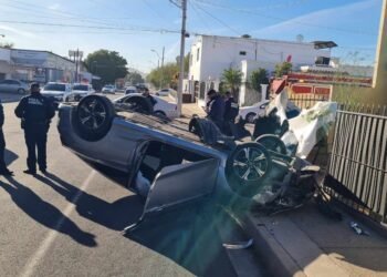 Hermosillo: Vehículo choca y se vuelca en la calle Israel González