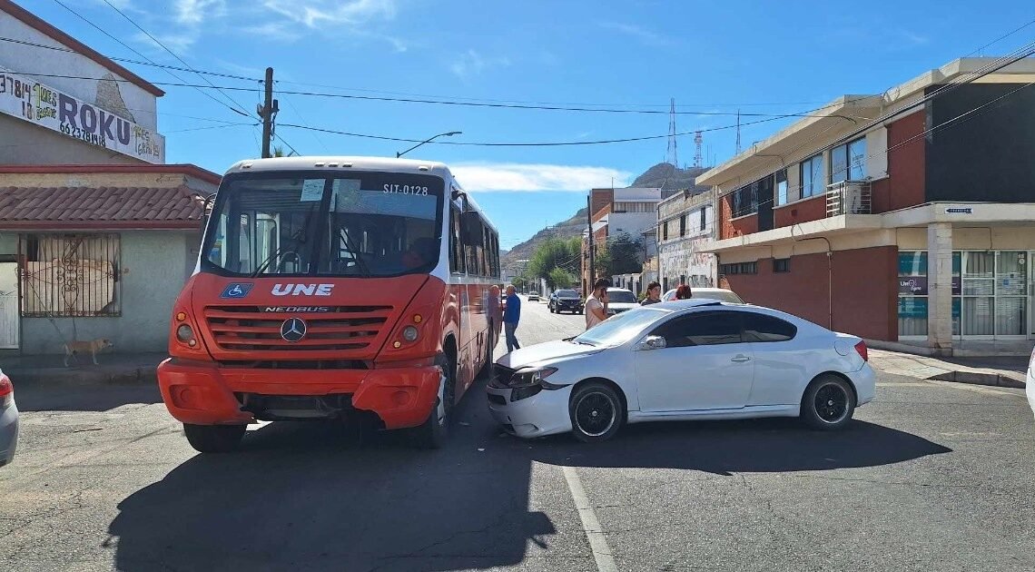 Choque entre un sedán y camión en la colonia Centro: no hay heridos