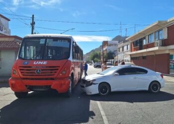 Choque entre un sedán y camión en la colonia Centro: no hay heridos