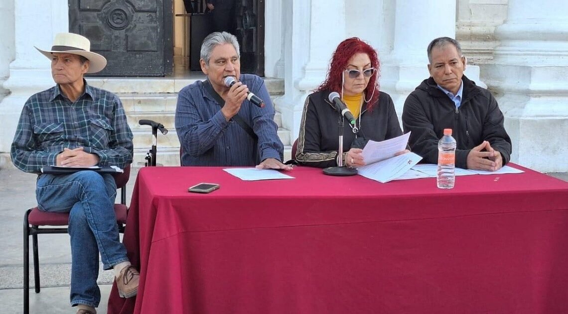 Miembros del movimiento sindical y social “Ricardo Flores Magón” se manifiestan frente al Palacio de Gobierno Miembros del movimiento sindical y social “Ricardo Flores Magón” se manifiestan frente al Palacio de Gobierno