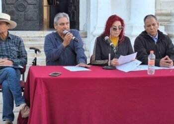 Miembros del movimiento sindical y social “Ricardo Flores Magón” se manifiestan frente al Palacio de Gobierno