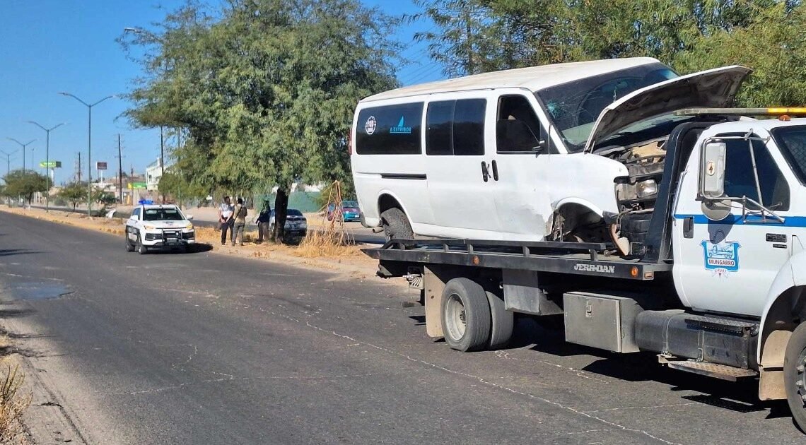 Choque entre una camioneta y un tráiler en la carretera Hermosillo-Sahuaripa
