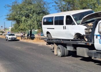Choque entre una camioneta y un tráiler en la carretera Hermosillo-Sahuaripa