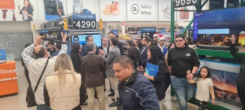 El alcalde Antonio Astiazarán Gutiérrez y el secretario de gobierno Adolfo Salazar Razo acompañan a los directivos de Waltmart Latinoamerica.
