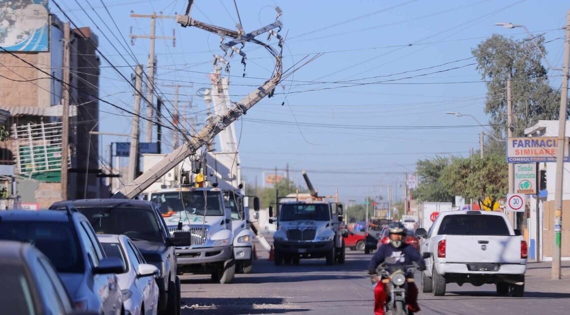 Conductor choca contra poste de la CFE y lo derriba en Hermosillo Conductor choca contra poste de la CFE y lo derriba en Hermosillo