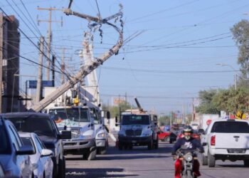 Conductor choca contra poste de la CFE y lo derriba en Hermosillo