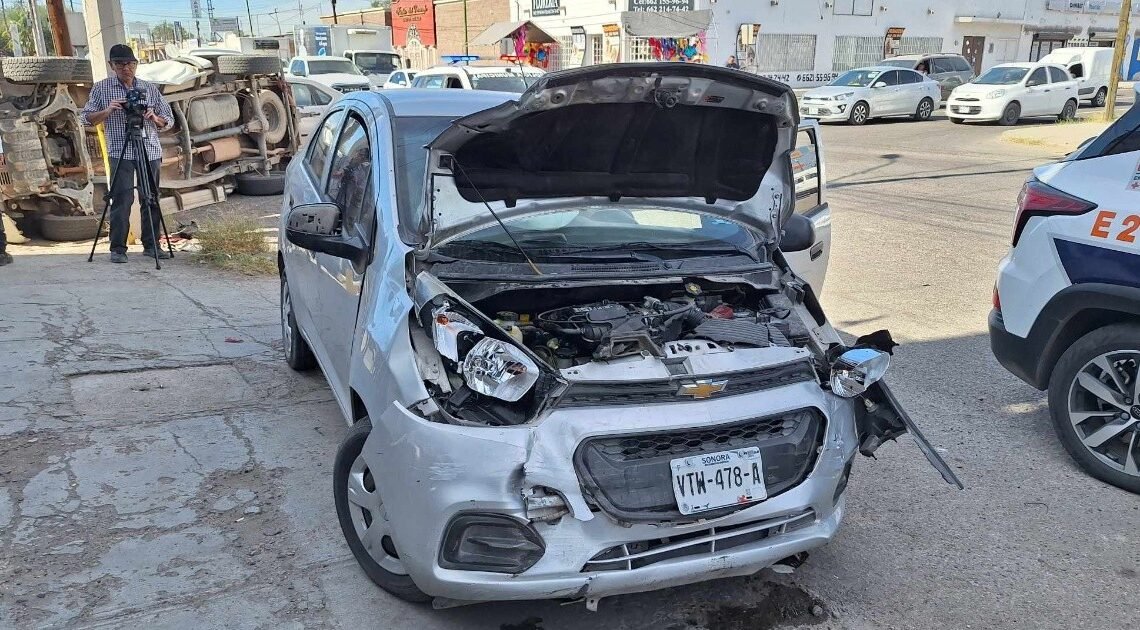 Mujer resulta con múltiples lesiones tras impacto con pick up en cruce de la colonia Balderrama