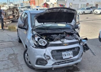 Mujer resulta con múltiples lesiones tras impacto con pick up en cruce de la colonia Balderrama