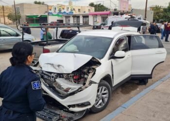 Hermosillo: Choque en Piña y calle 4 deja como saldo dos personas lesionadas
