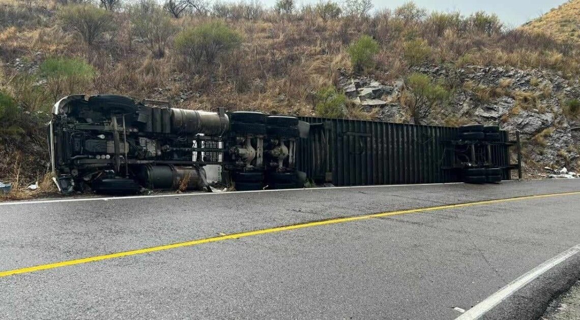 Protección Civil reportó volcadura de tractocamión en la carretera Ímuris-Cananea Protección Civil reportó volcadura de tractocamión en la carretera Ímuris-Cananea
