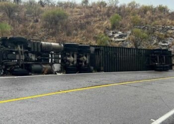Protección Civil reportó volcadura de tractocamión en la carretera Ímuris-Cananea
