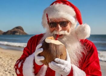 Santa Claus recarga energías en Playas de Sonora tras una larga travesía alrededor del mundo; imágenes generadas con IA