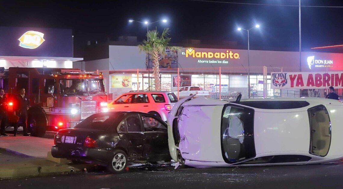 Choque en bulevar Las Lomas causa volcamiento de vehículo en Hermosillo