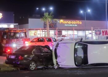 Choque en bulevar Las Lomas causa volcamiento de vehículo en Hermosillo