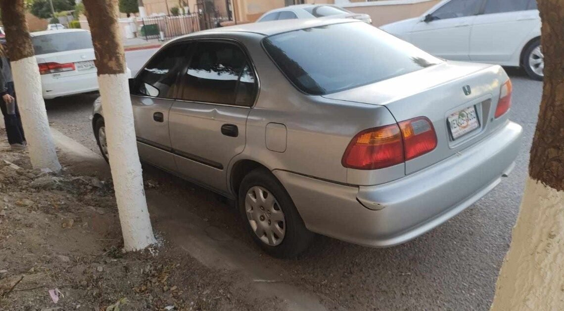 Roban su automóvil afuera de Clínica 14 del IMSS; pide ayuda para recuperarlo