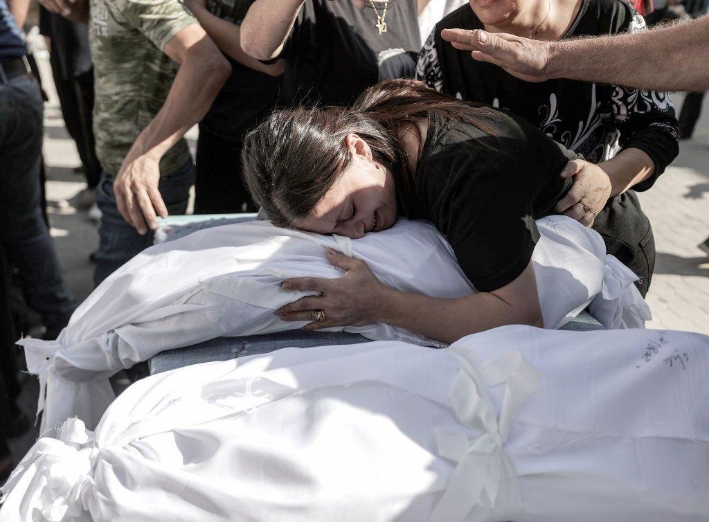 Una mujer llora la muerte de un niño.