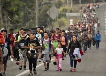 Migrantes cambian sueño americano por oportunidades laborales en México