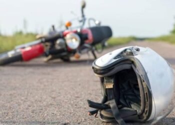Elementos de la policía auxilian a motociclista lesionado en accidente