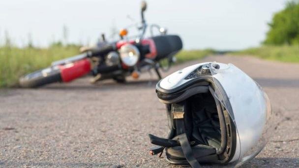 Elementos de la policía auxilian a motociclista lesionado en accidente Elementos de la policía auxilian a motociclista lesionado en accidente
