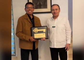 VIDEO: Gobernador de Sonora entrega llaves del estadio a Fernando Valenzuela con un emotivo homenaje