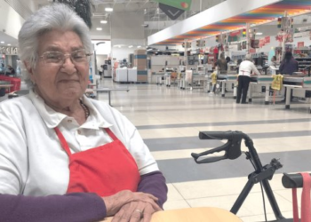 Desde hace 20 años, lleva el pan a su casa gracias a ser ‘cerillito’