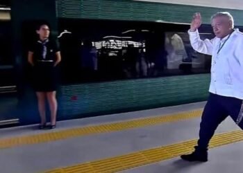 López Obrador se sube al Tren Maya durante recorrido inaugural