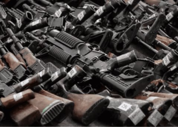 Armas usadas por el crimen en México provienen de EUA, reconoce Ken Salazar