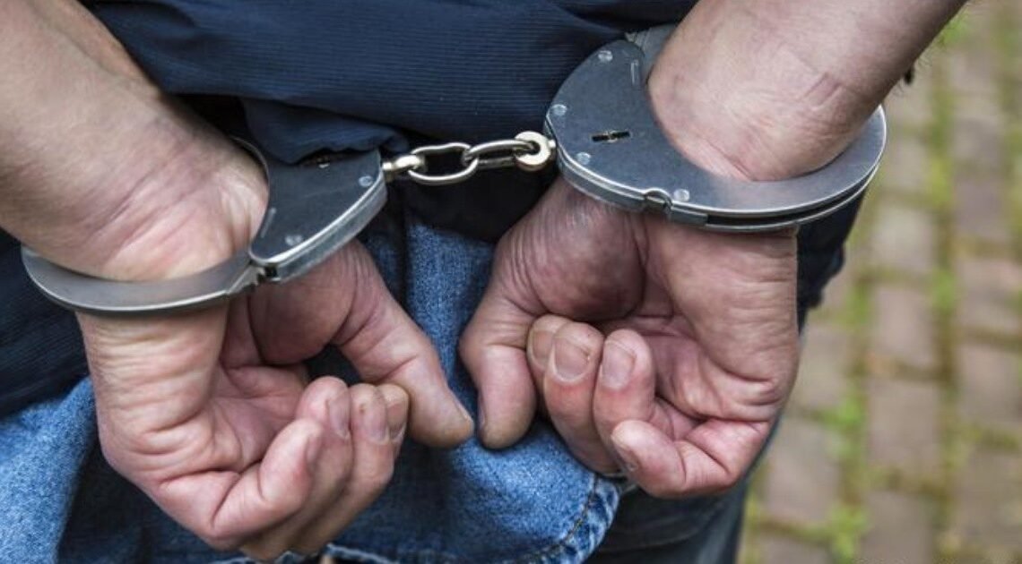Hombre es arrestado por portar una pistola de uso exclusivo del Ejército