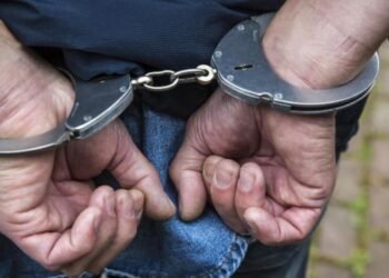 Hombre es arrestado por portar una pistola de uso exclusivo del Ejército