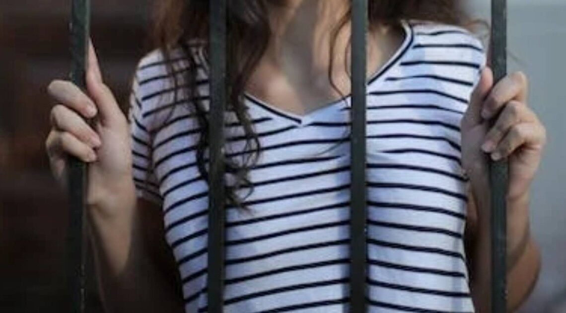 Arrestan a mujer por golpear a su esposo y dañar un vehículo en Hermosillo Arrestan a mujer por golpear a su esposo y dañar un vehículo en Hermosillo
