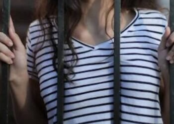 Arrestan a mujer por golpear a su esposo y dañar un vehículo en Hermosillo