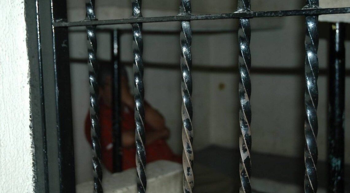 Arrestan a hombre por atacar a mordidas a su hermana en Hermosillo