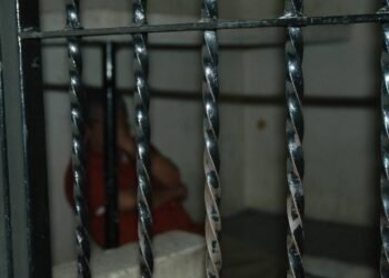 Arrestan a hombre por atacar a mordidas a su hermana en Hermosillo