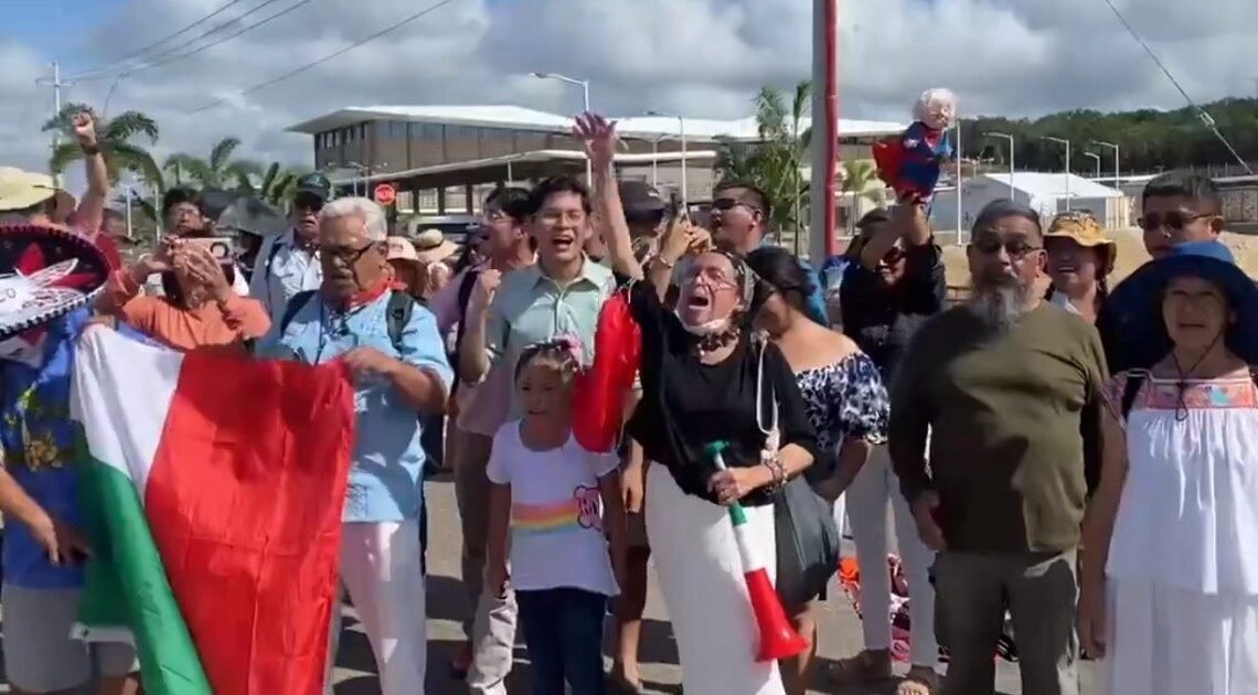 Tren Maya: Llevan porras y se vive ambiente festivo en la inauguración