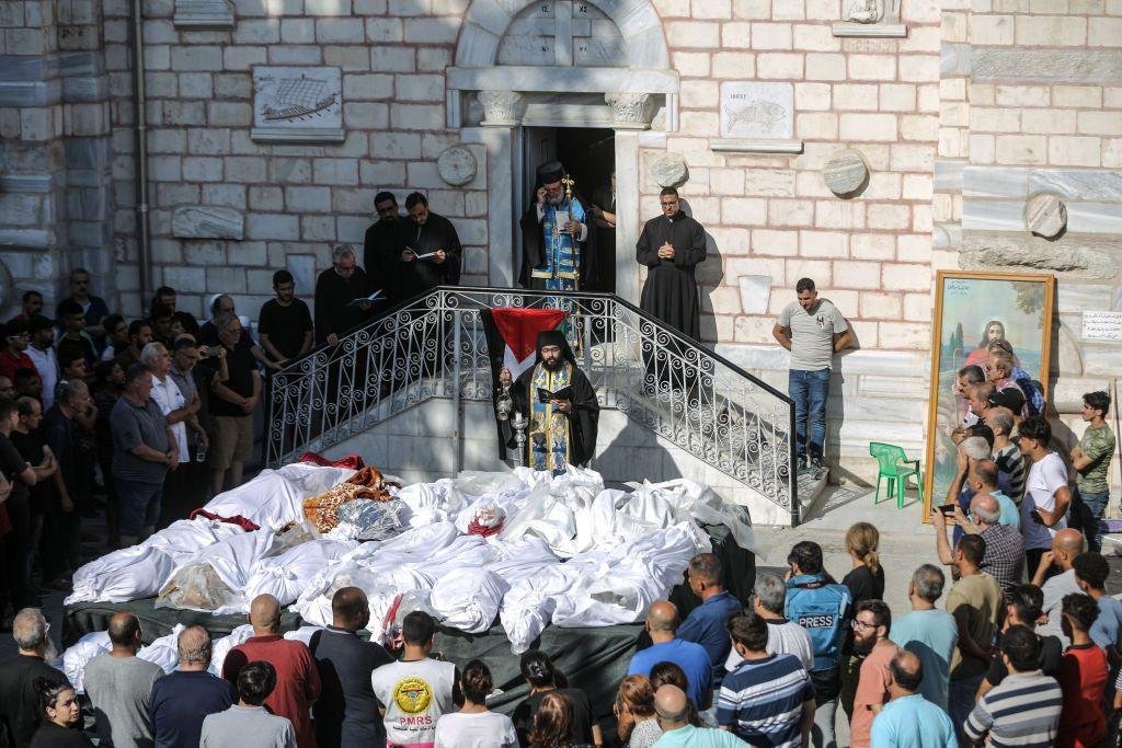 Una misa funeral en la iglesia de San Porfirio en Gaza.