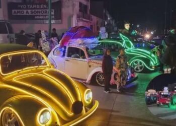 Por 3 año consecutivo se llevó a cabo el desfile navideño de vochos