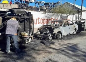 Tres vehículos quedaron incinerados en colonia Olivares