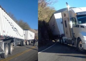 Tráiler provocó cierre de una carretera al caer en una alcantarilla
